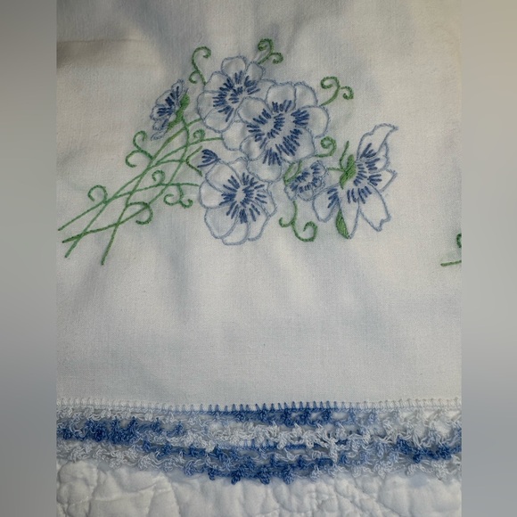 VINTAGE EMBROIDERED PILLOWCASES - Picture 5 of 6
